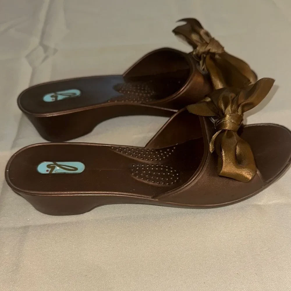 OKA b. Brown/Bronze Bow Women's Slide Sandals Size 6